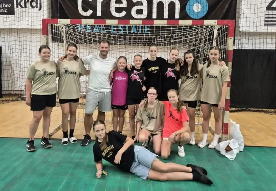 Turnaj starších žaček Holiday Cup