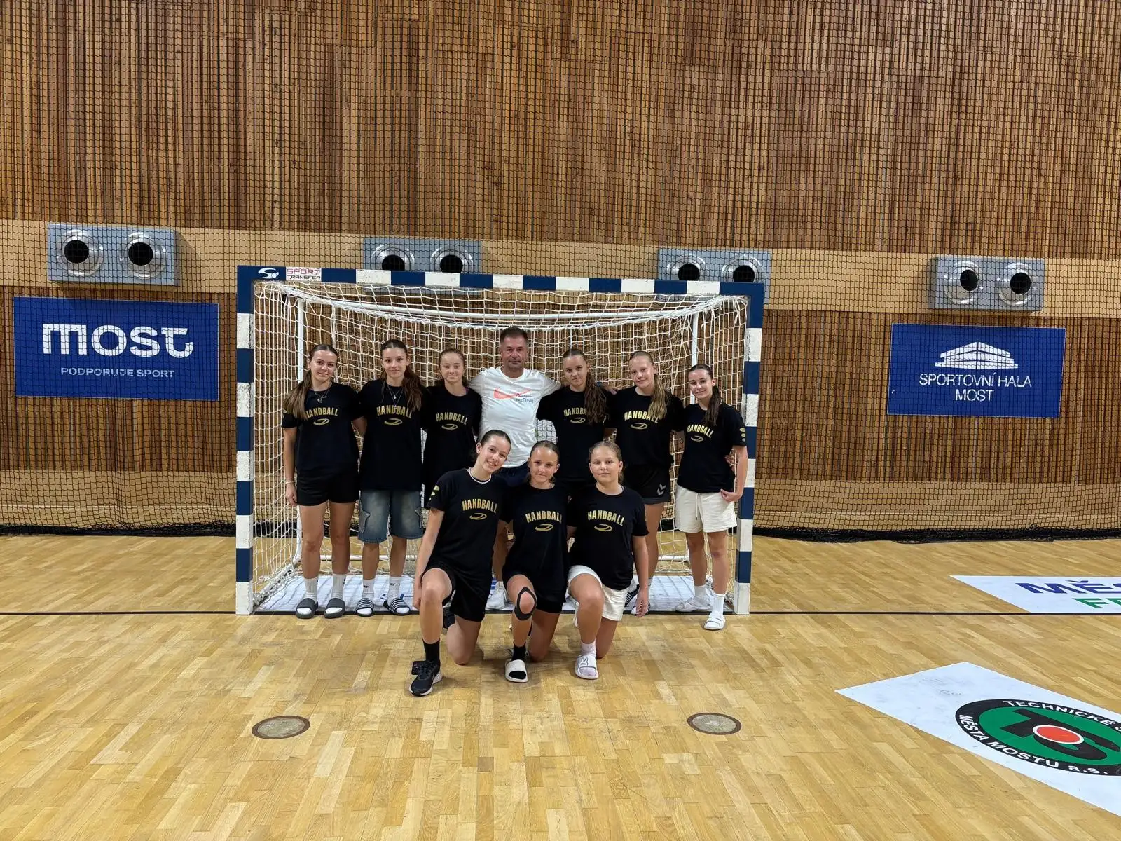 Starší žačky na turnaji v Mostě